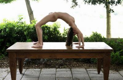 Голая гимнастка на столе 3 фото