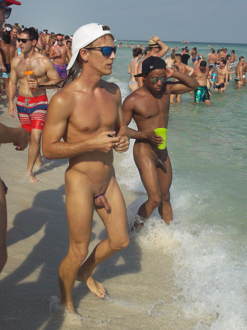 Голые парни с девушками на нудистском пляже (50 фото)