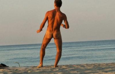 Голый парень танцует на пляже 8 фото