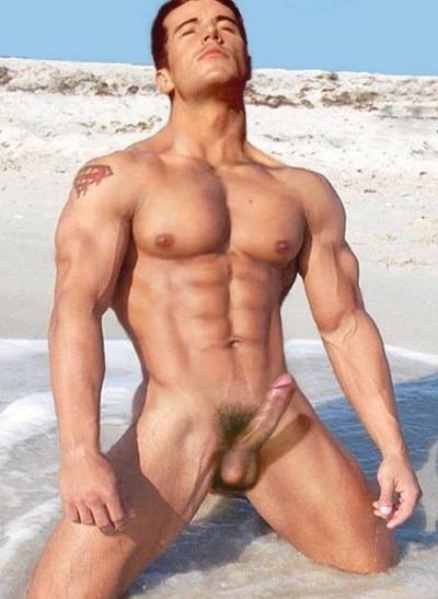 Мускулистый голый парень на пляже 19 фото