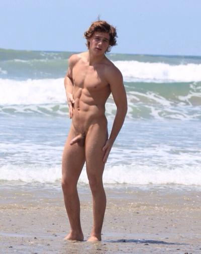Подкачанный голый парень на пляже 25 фото