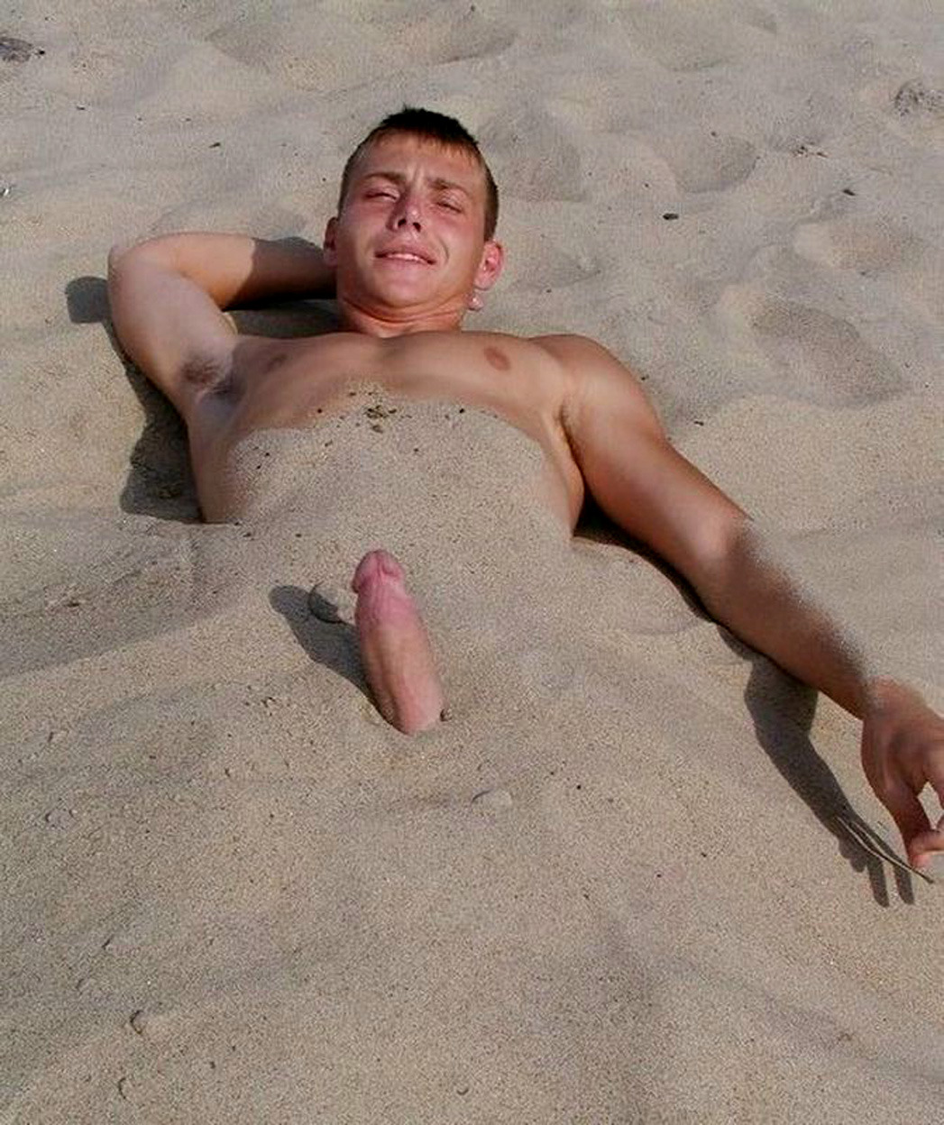 голые парни на общественном пляже фото 80