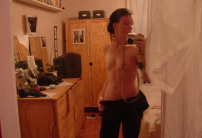 Селфи молоденькой девчонки с голыми сиськами 6 фото